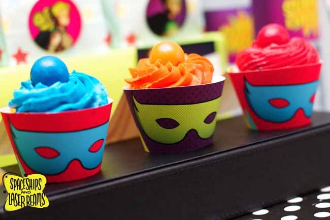 superhero-birthday-party-cupcake-ideas-super-hero-dessert-table-10