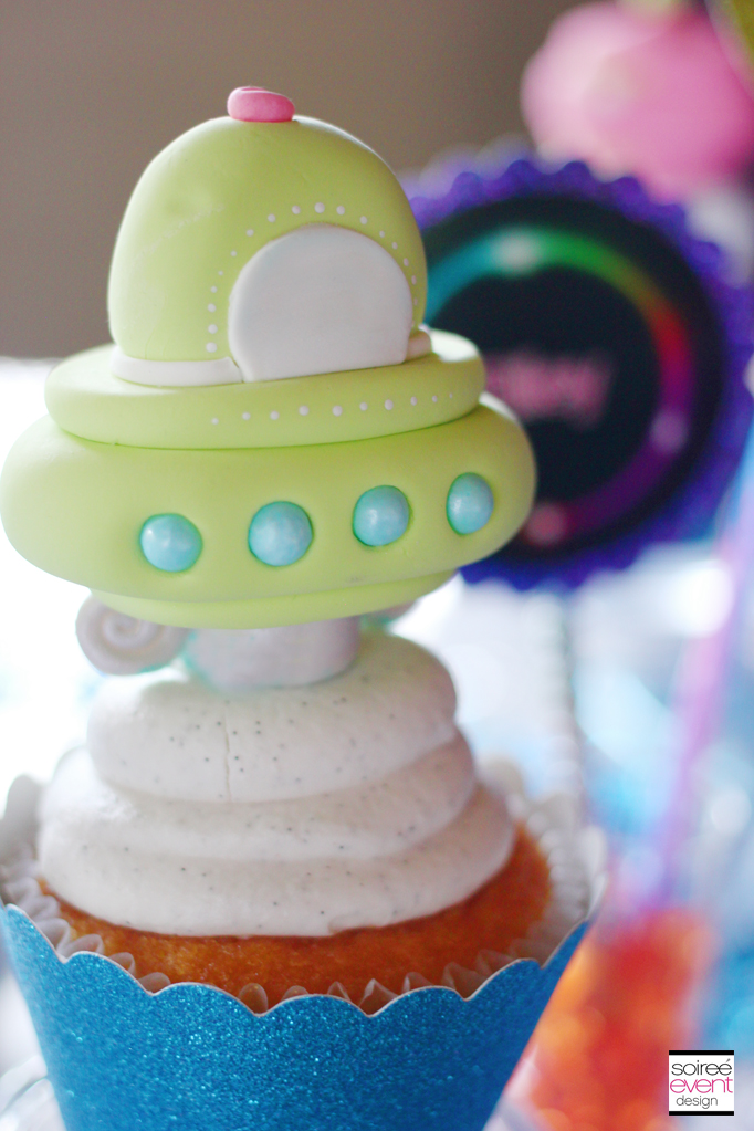 fondant-spaceship-cupcake-topper