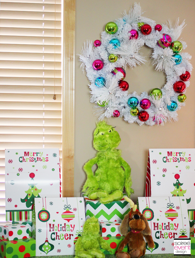 Grinch gift table
