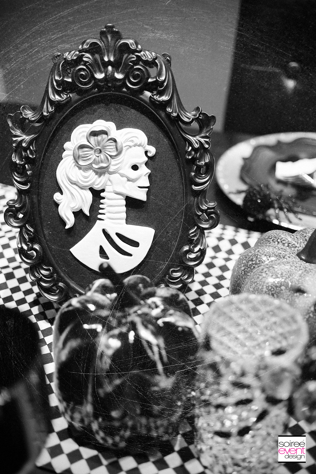 black-and-white-halloween-party-decorations