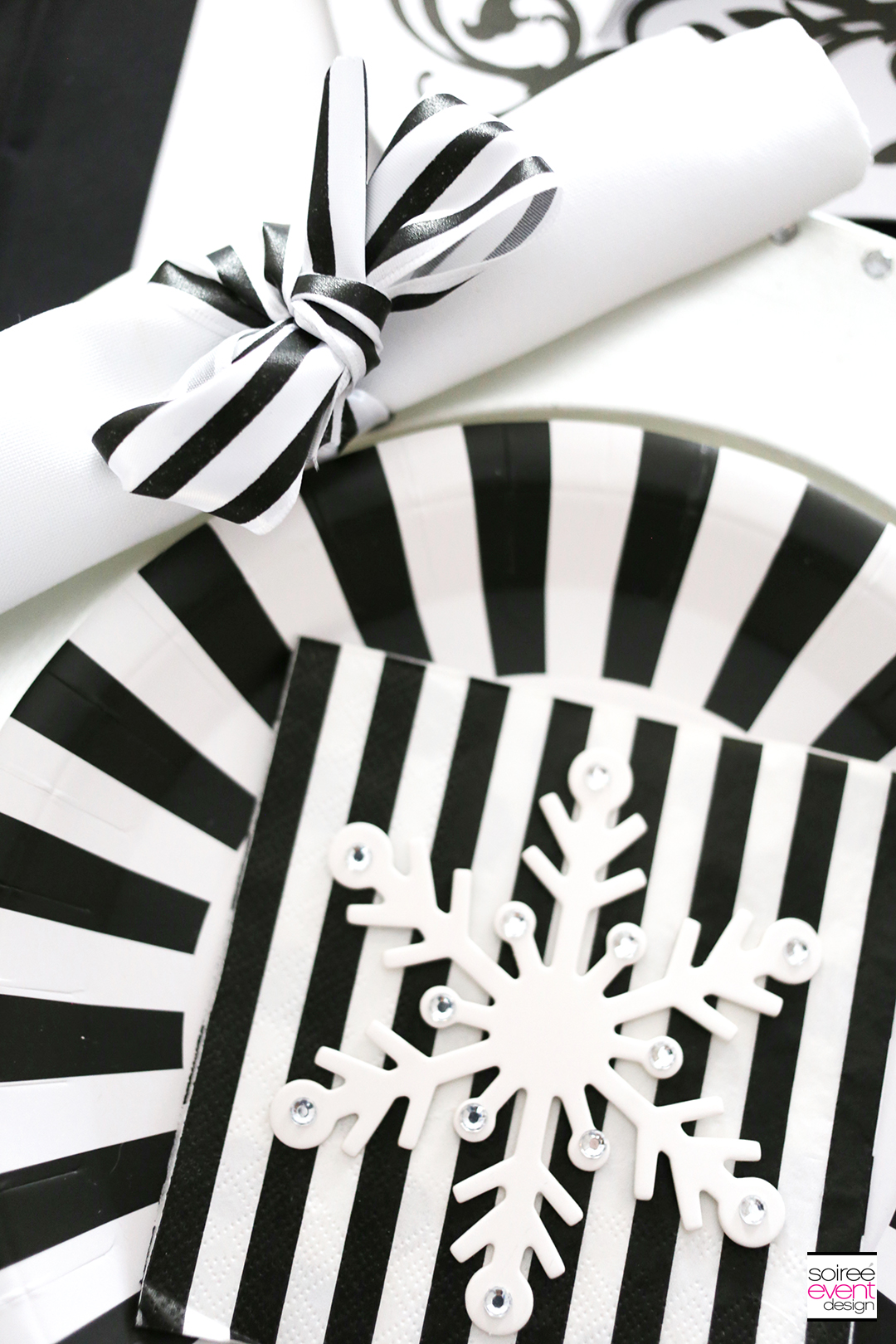black-and-white-christmas-tablescape-6
