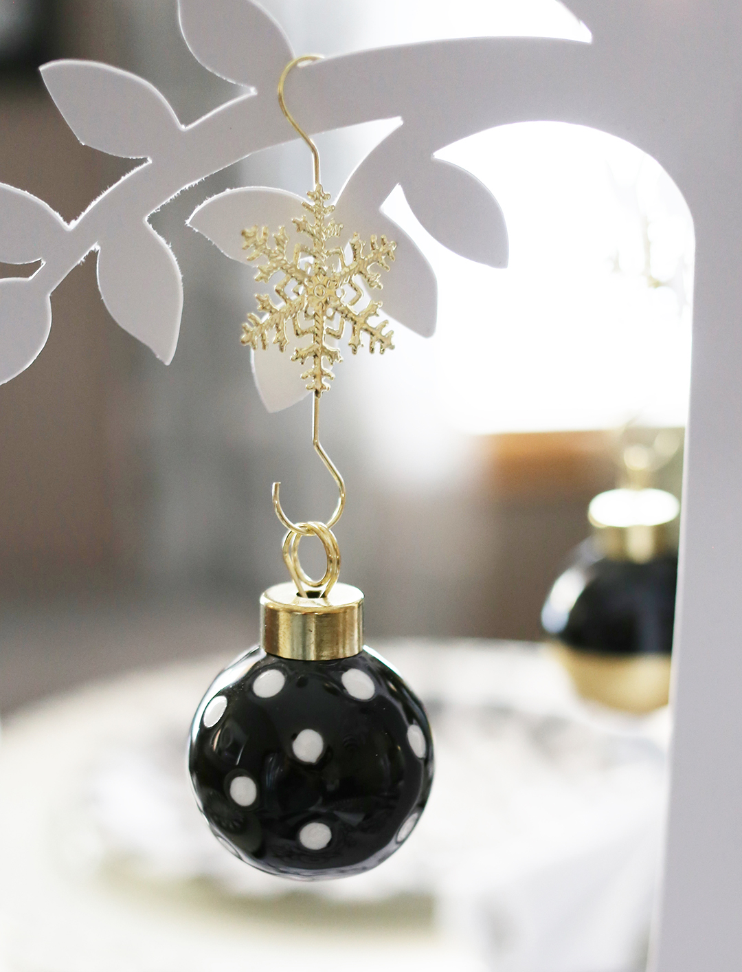 black-and-white-christmas-tablescape-black-and-white-ornaments