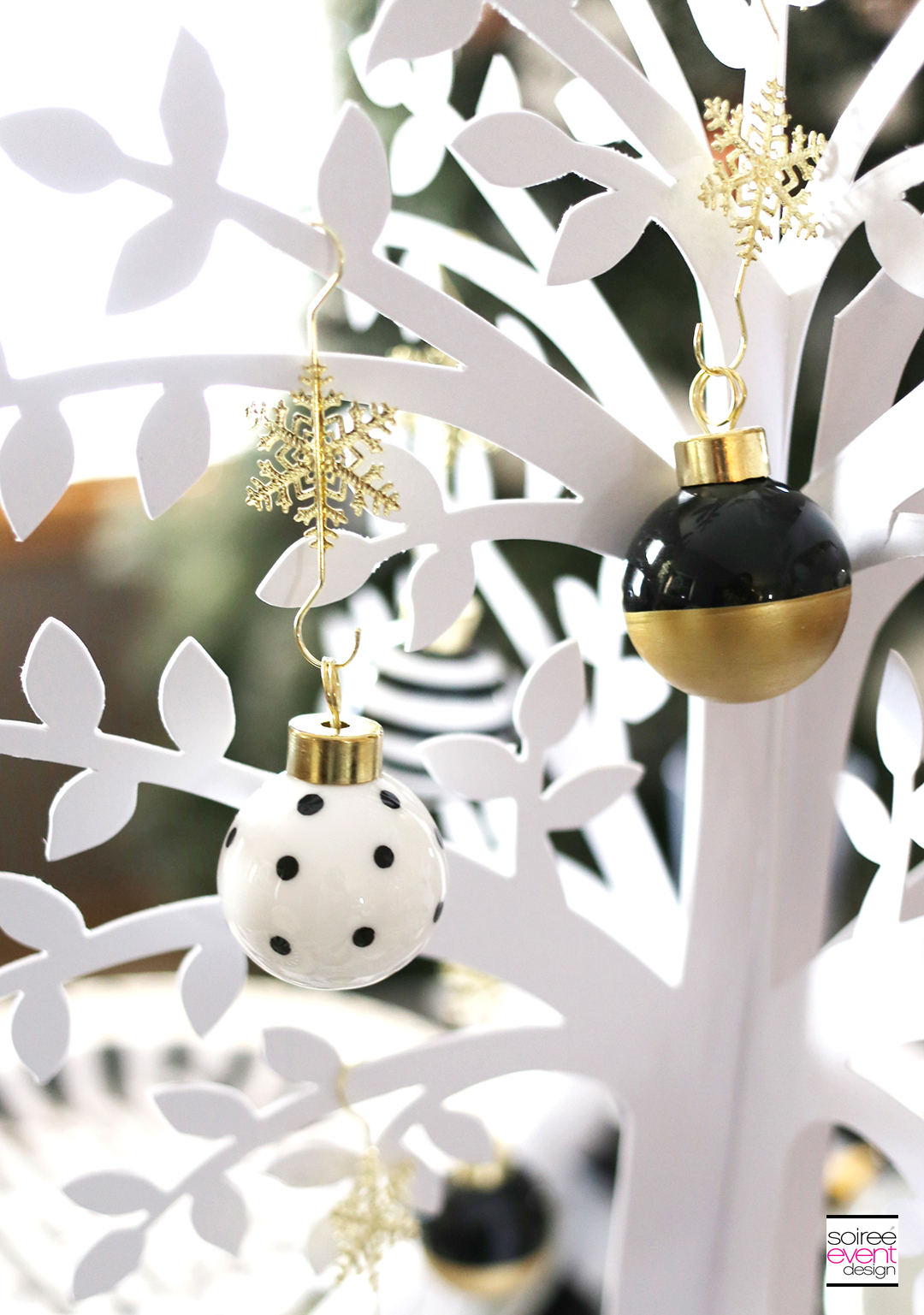 black-and-white-christmas-tablescape-black-white-gold-ornaments