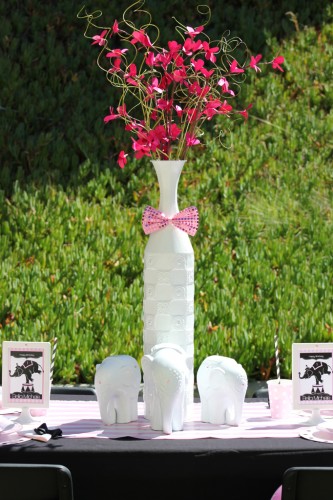 girly circus table design with elephant centerpiece